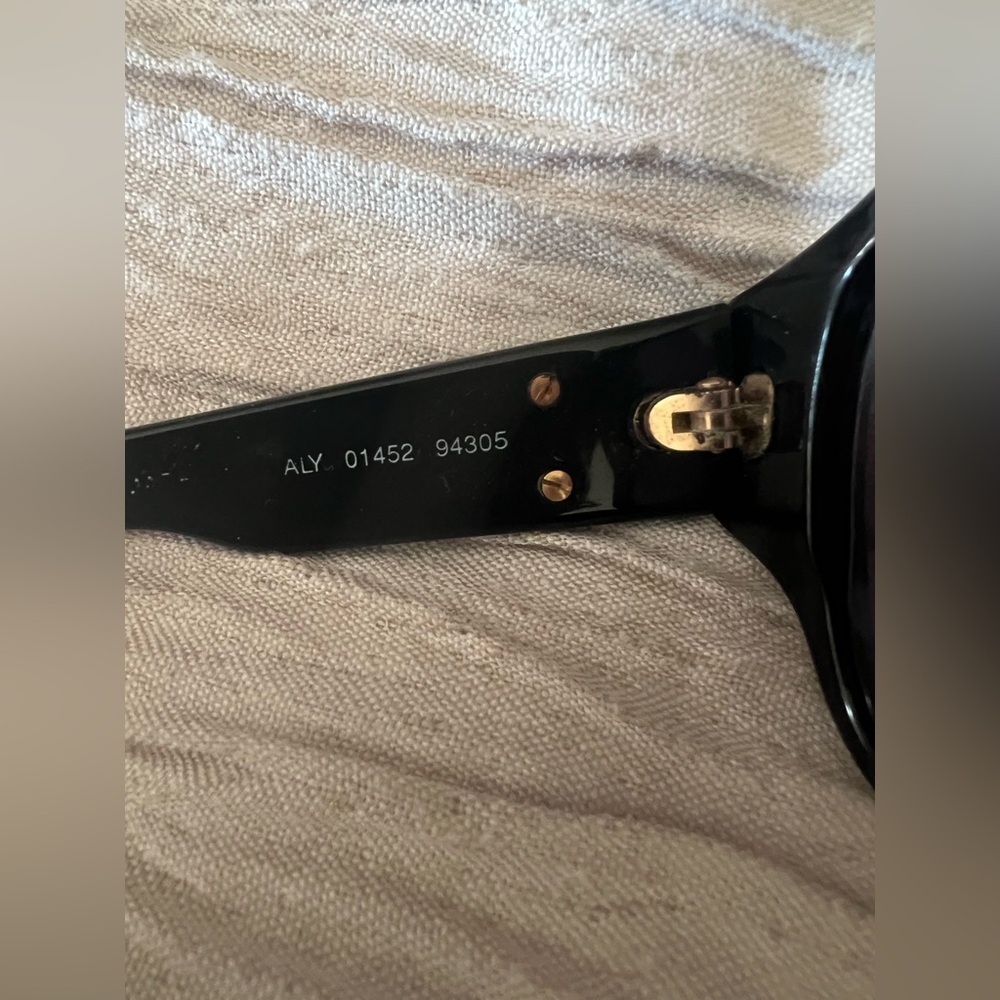 Chanel sunglasses/ does NOT come with case - Picture 4 of 7